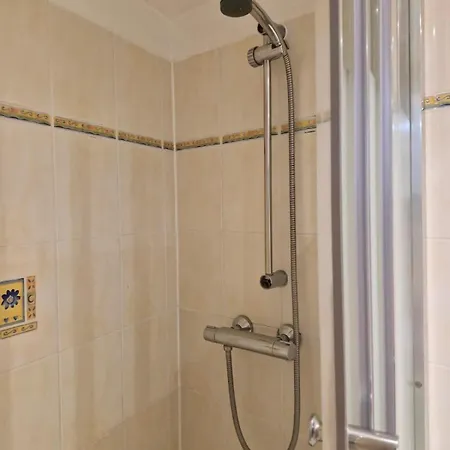 Apartment Large Two Floor, Updated On Charming St *